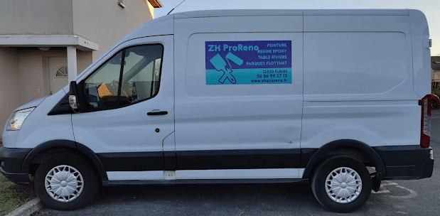 ZH ProReno : Peinture, Résine Époxy et Parquet à Flavin Fourgon blanc ZH ProReno à Flavin : services de peinture, résine époxy et parquet flottant avec contact.